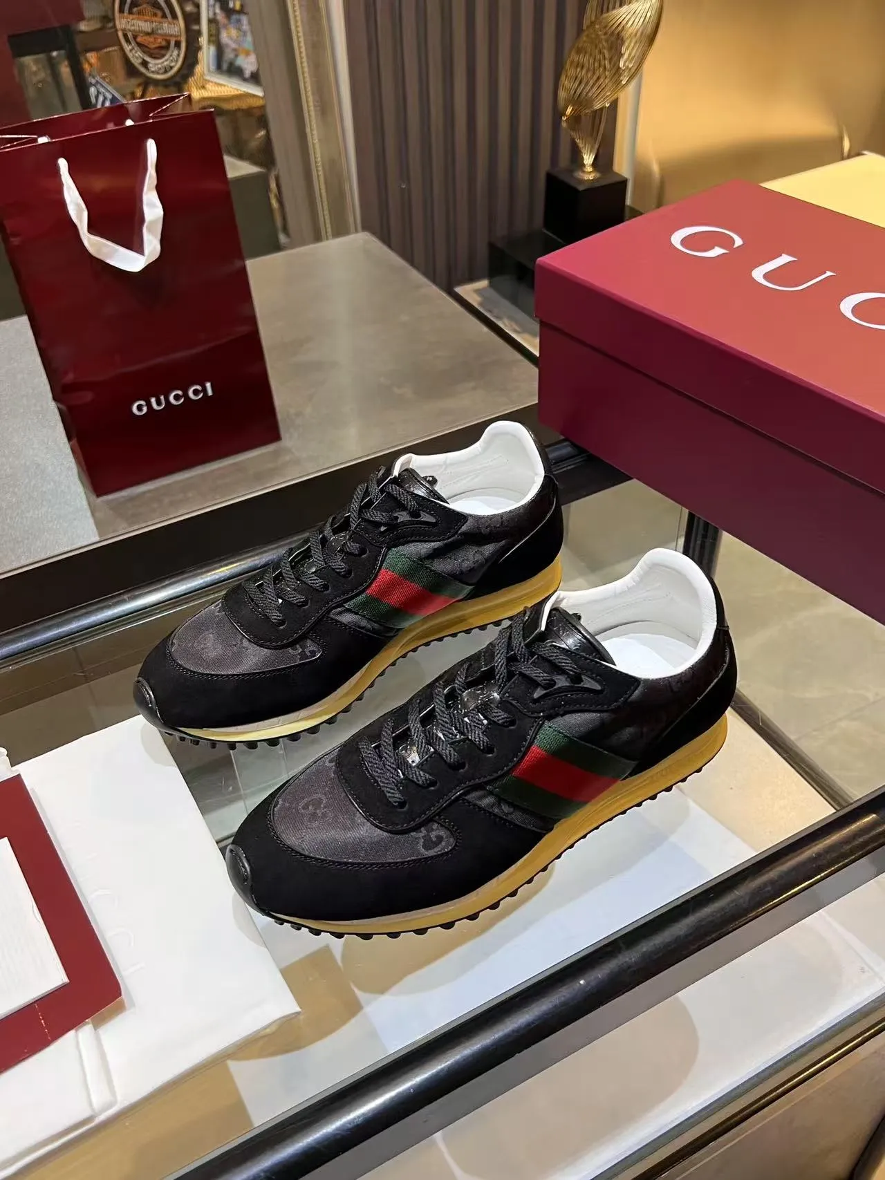 [G Home] P: 660💰 Men's Size: 40-44 (45 customized) Gucci Gucci Top version Latest catwalk style Re-Motion series Thick-soled casual sneakers Original purchase development and production This sneaker has a detachable and adjustable ankle strap, adding a dynamic item to the 2025 spring and summer series. The light and flexible outsole has been specially treated and is filled with a strong retro style. Exquisitely packaged at the delivery counter🛍📦 ▪️Fabric: Original customized imported first-layer cowhide ▪️Inner lining: Original customized breathable mesh ▪️Sole: Original molded TPU material ▪️Sole thickness: 3.5CM